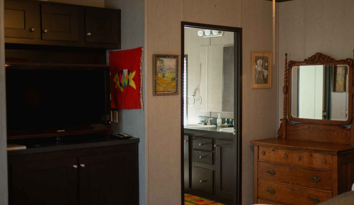 RACE-RANCH-Interior-Bedroom2