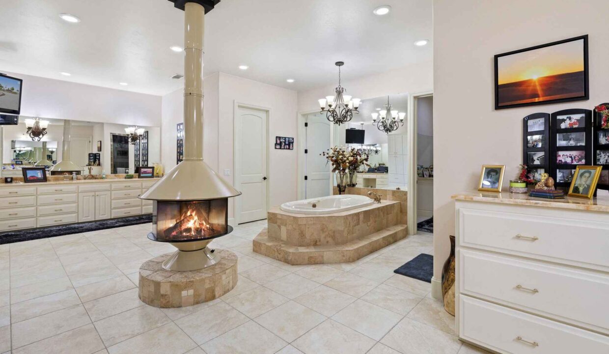Underwood_Ranch-Lampasas County-Ranch_House-Interior-Primary_Bathroom1
